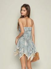 Mini-robe en jean à col suspendu